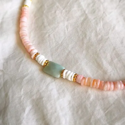 Lisa — Collier heishi en nacre rose, coquillage & amazonite