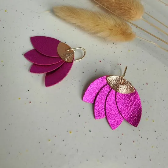 Dahlia — Boucles d'oreilles en or laminé et cuir rose et doré